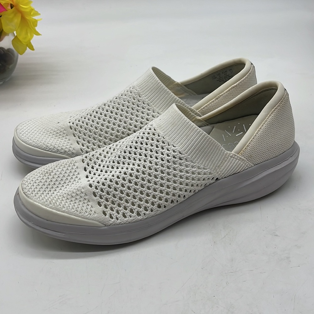 Bzees White Mesh Slip On Sandals Size 10. MCL3092E - Picture 3 of 8